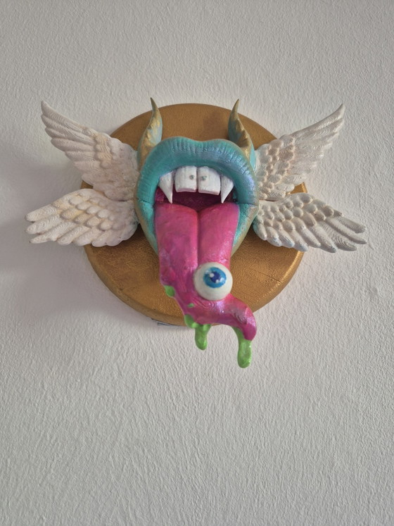 Image 1 of Bella bocca surreale con ali, parassita grazioso, decorazione murale colorata