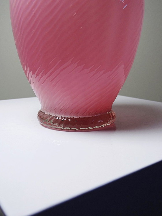 Image 1 of Petit vase soufflé en opaline rose torsadée Vénitien Murano/Empoli vintage