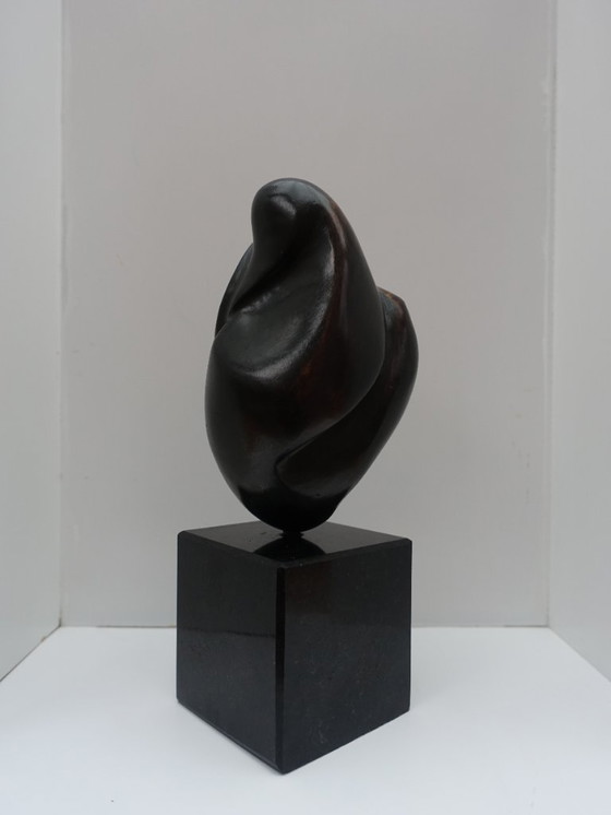 Image 1 of Estatuilla abstracta de bronce.