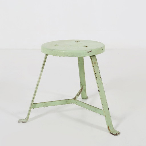 Sgabello industriale verniciato di verde con base in acciaio e piano in legno, anni '30
