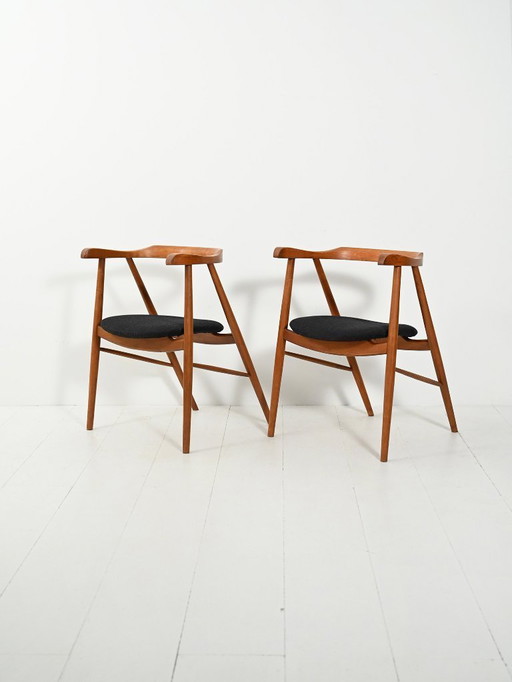 Coppia di sedie da pranzo in noce