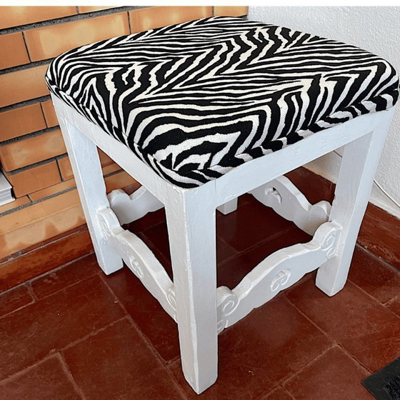 Set van 3 antieke Portugese massief houten krukken met zebraprint bekleding. – Kuipstoelen, Textile, Wood (photo 5 of 17)