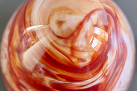 Image 1 of Drie Sfeervolle Druppelvormige Hanglampen van Rood Gemarmerd Opaline Glas