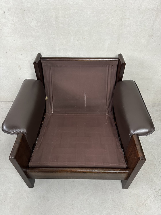 Image 1 of Vintage Leolux bruinkleurige lederen/eiken ‘Lounge chair and ottoman’ van Harry de Groot - 1970