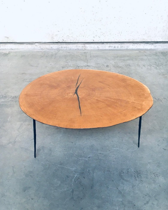 Image 1 of Mesa de centro de diseño moderno, delgada, de metal con tablero chapado en madera.