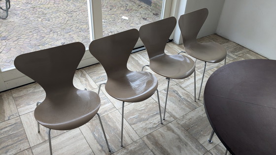 Image 1 of Fritz Hansen Tafel En Vlinderstoelen