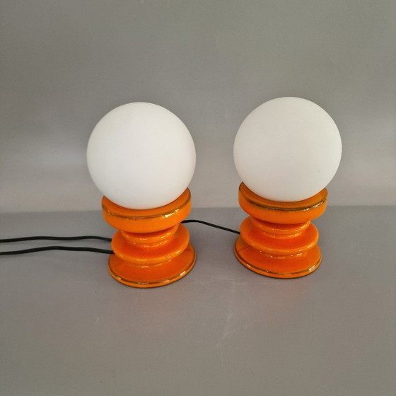 Image 1 of Set van 2 Vintage Tafellampen – Oranje Keramiek & Opaalglas – Space Age Look – E14 – 22 cm Hoog. MCM, 1970s.