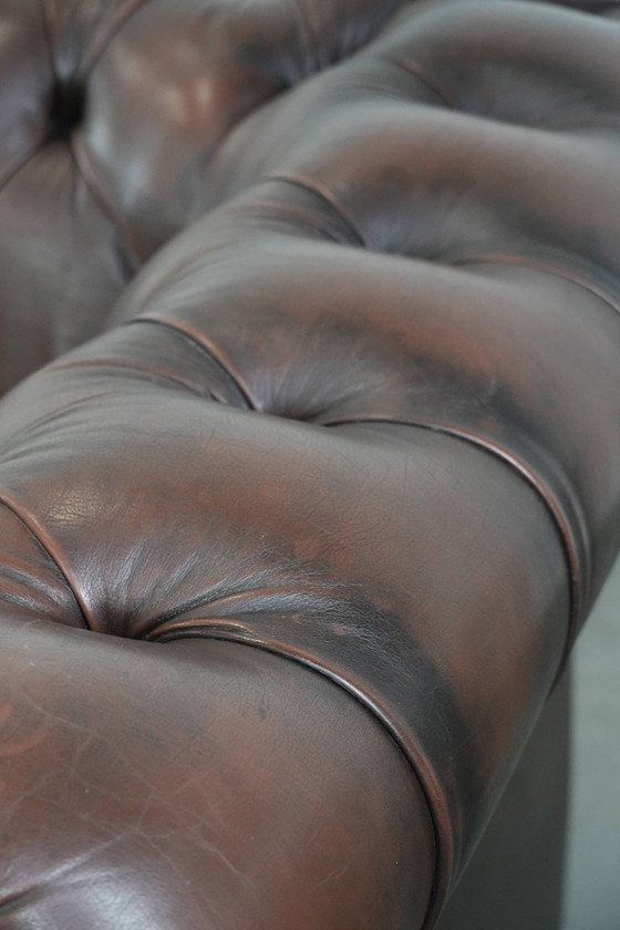 Image 1 of Canapé Chesterfield vintage 2 places en cuir de vachette marron foncé, de style anglais