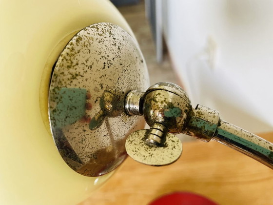 Image 1 of Kleine Mid-Century Modern Tischlampe mit cremefarbenem Opaine Lampenschirm, 1940er Jahre