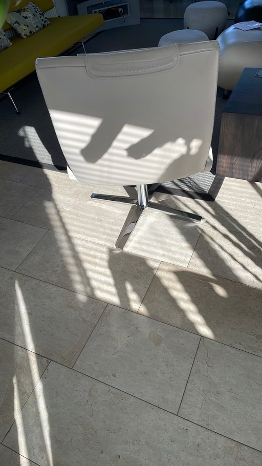 Sillón Sede con reposapiés color crema.