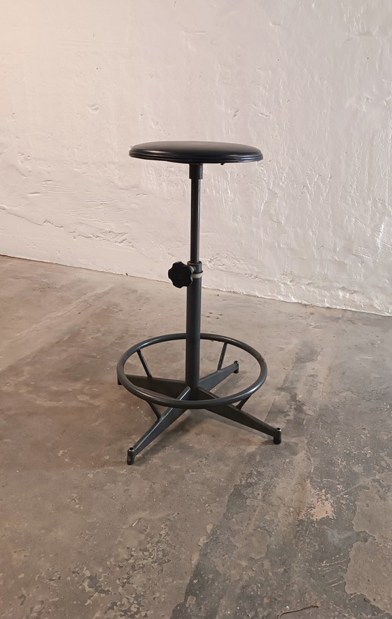Image 1 of Taburete giratorio industrial de mediados de siglo de Sipe, Italia.