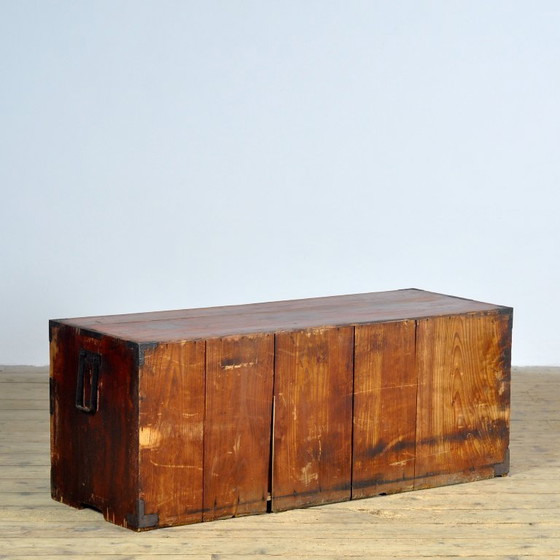 Wooden chest of drawers with dark metal hardware, Brown, Aziatisch (photo 14 of 14)