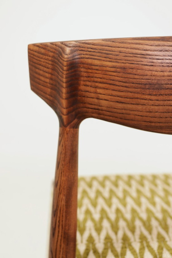 Image 1 of Set van 2 eetkamerstoelen van massief essenhout met groene jacquardstof.
