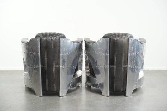 Image 1 of 2x robuste, industrietaugliche Sessel im Aviator-Design aus schwarzem Rindsleder mit Aluminiumverzierungen und Nieten