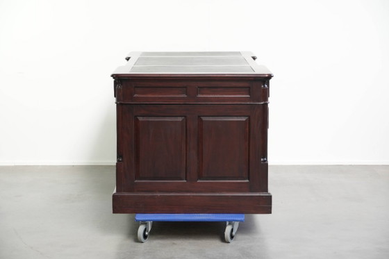 Image 1 of Chesterfield partner desk/ bureau in Engelse stijl met donker hout en een groen lederen blad