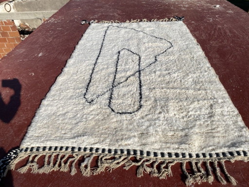 Tappeto marocchino Beni Ourain tessuto a mano, 250 x 150 cm – Tappeto berbero minimalista in lana color avorio