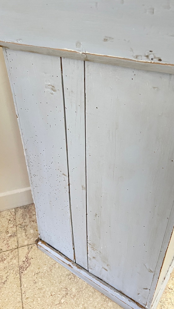 Image 1 of Antiek grijs houten nachtkastje