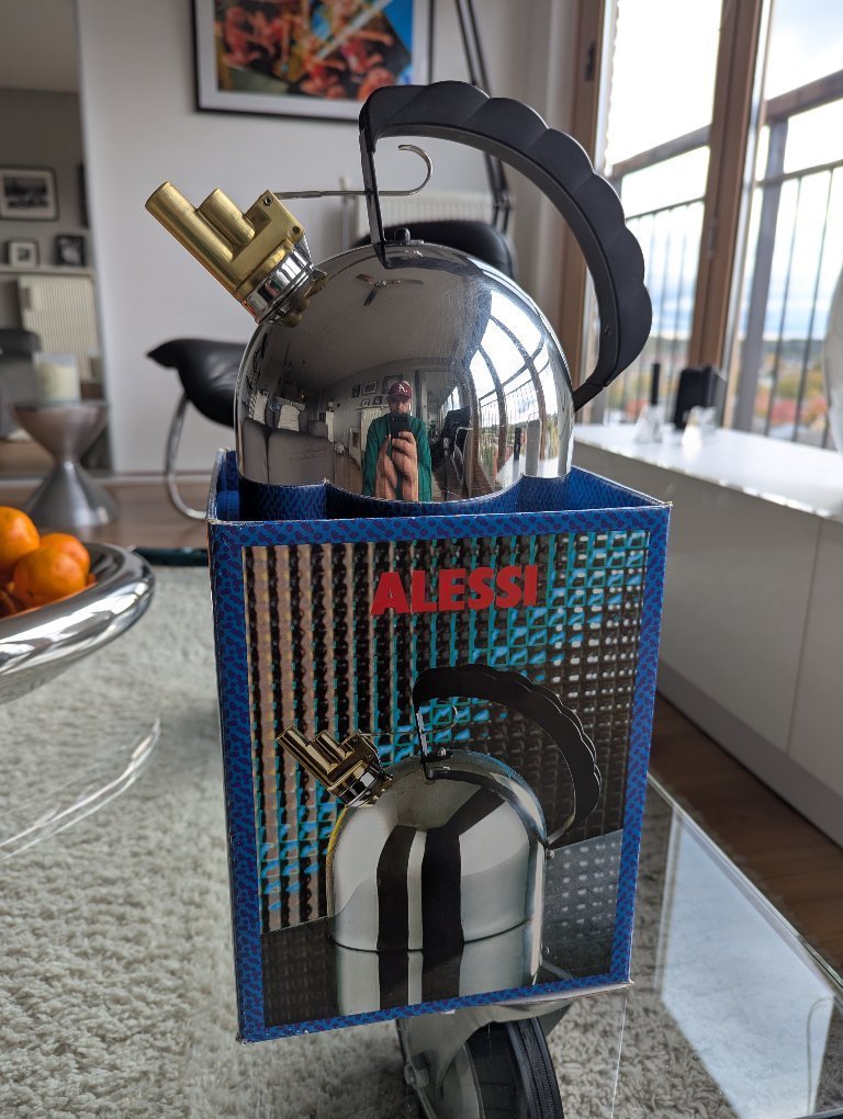 Alessi “9091” Kettle – Space Age Design – Design by Richard Sapper