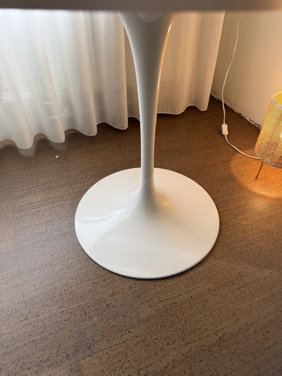 Saarinen Tulip Mesa de comedor 107 cm – Mesas de comedor, Metal, lamine (photo 2 of 7)