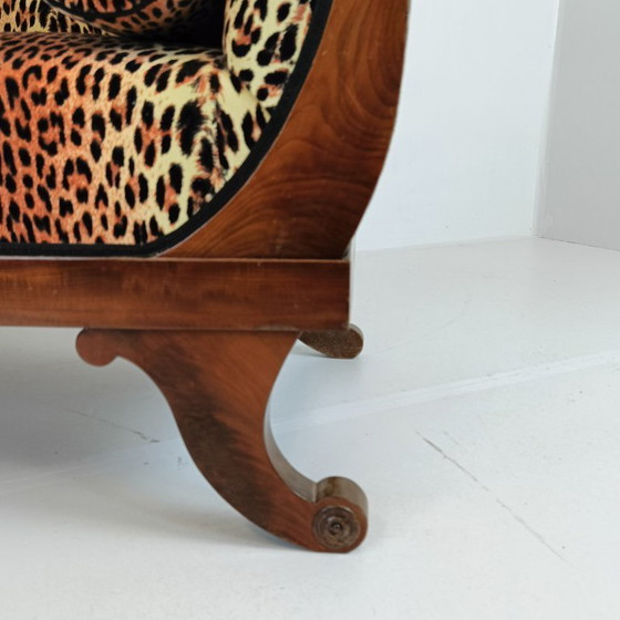 Image 1 of Sofá Biedermeier antiguo con ribete de leopardo
