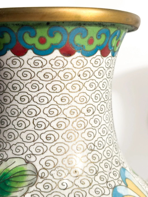 Pair of Chinese Cloisonné Vases with Floral and Hummingbird Motifs, 1950s – vazen, Metal (photo 2 of 15)