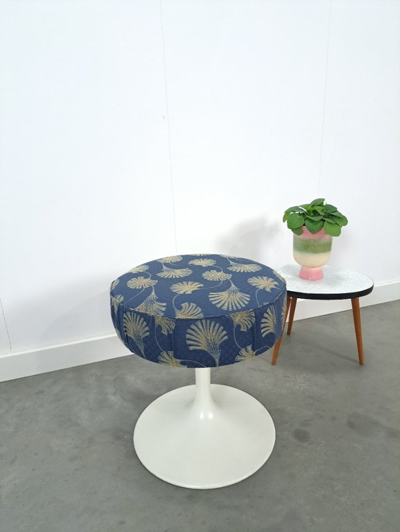 Image 1 of Sgabello a tulipano in metallo bianco dell'era spaziale