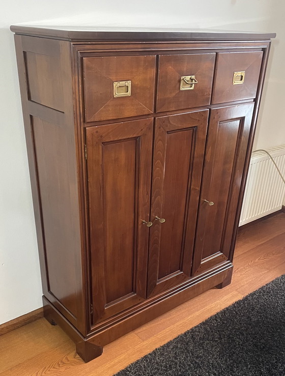 Image 1 of Mueble menaje de madera de cerezo con tres puertas y cajones.