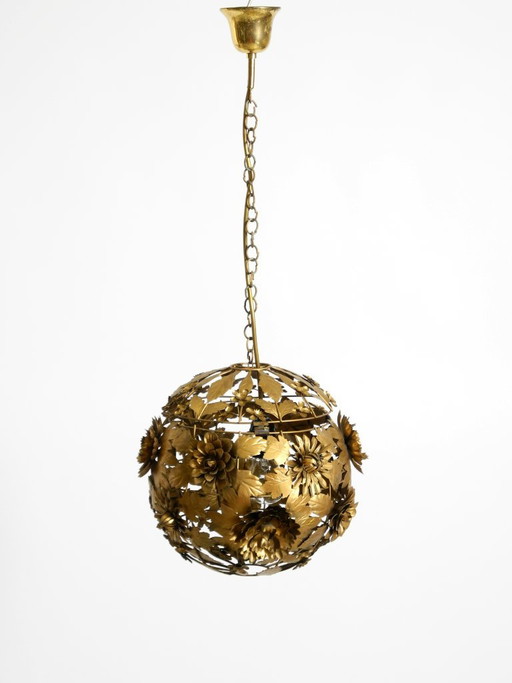 Prachtige, zeldzame bolvormige metalen plafondlamp in bloemmotief, design uit de Regency-periode van de jaren 70.