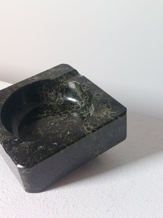 Image 1 of Elegante posacenere in marmo vintage nero fatto a mano