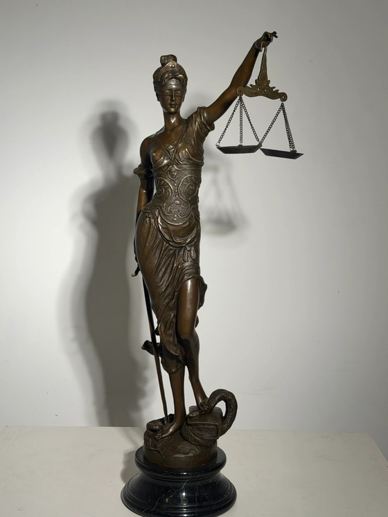 Large Bronze Lady Justice Statue on Marble Base – Signed “Mayer” – 100 cm – Sculpture (photo 9 of 10)