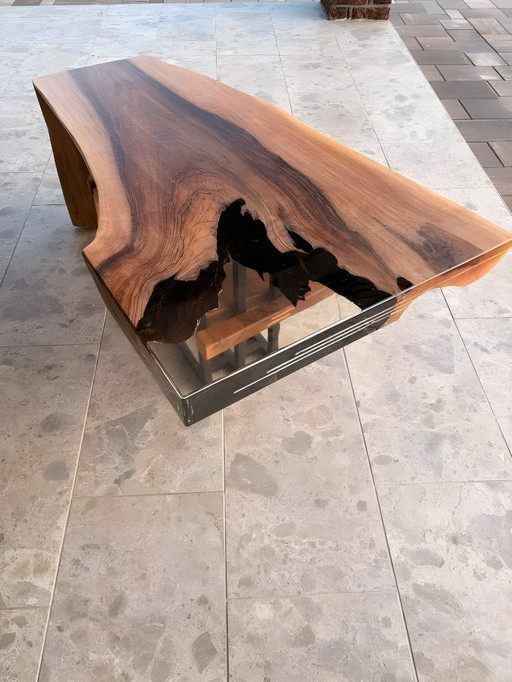 “FLUMEN” – Exclusive walnut coffee table with transparent epoxy resin corner inlay