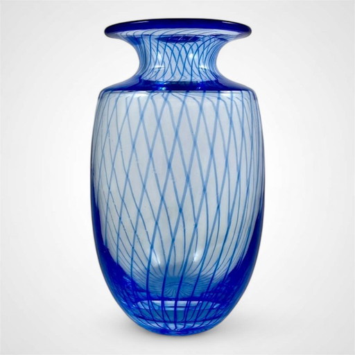Kjell Engman pour Kosta Boda — Vase en verre d'art en filigrane bleu cobalt, Suède, années 1980