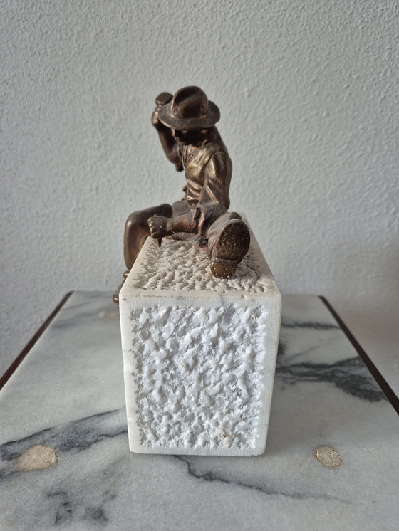 Image 1 of Petite statue en bronze d'un artisan sur un socle en marbre, XIXe siècle.