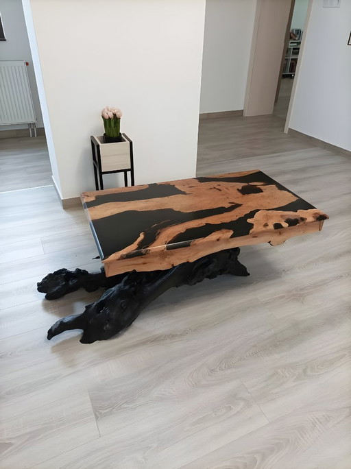 “PYRUS” – Sculptural coffee table made of pear wood & black epoxy resin