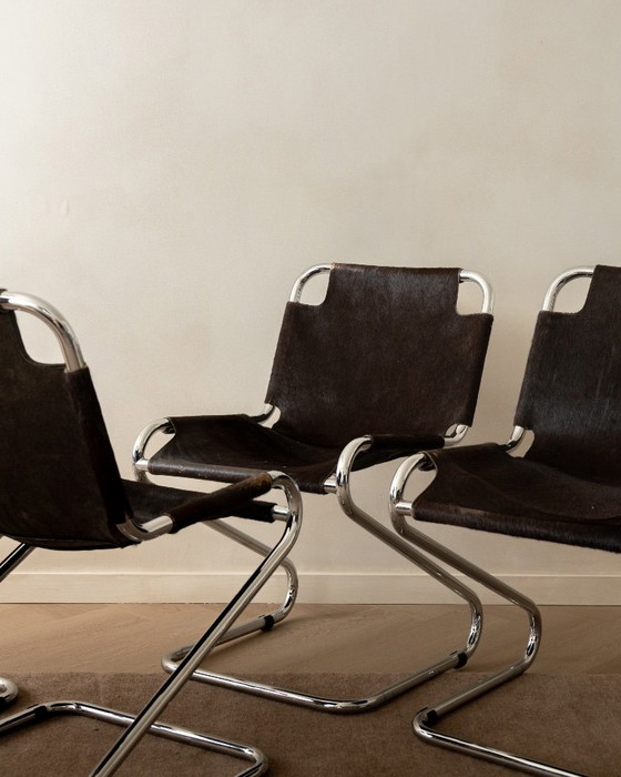 Sillas de comedor cantilever italianas de cromo y piel de vaca, años 70, juego de 4 – Leather (photo 5 of 18)