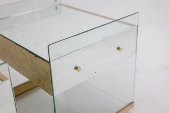 Image 1 of Ein Paar Nachttische oder Sofa-Enden aus Messing, Glas und Spiegel. 70er Jahre.