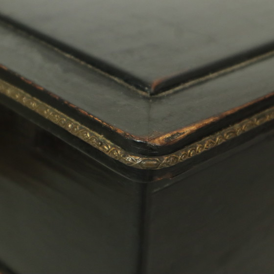 Image 1 of Table d'appoint antique laquée noire