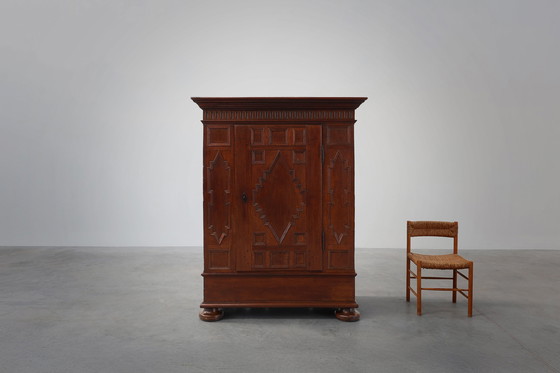 Image 1 of Armadio antico francese in quercia intagliato a mano del XVI secolo