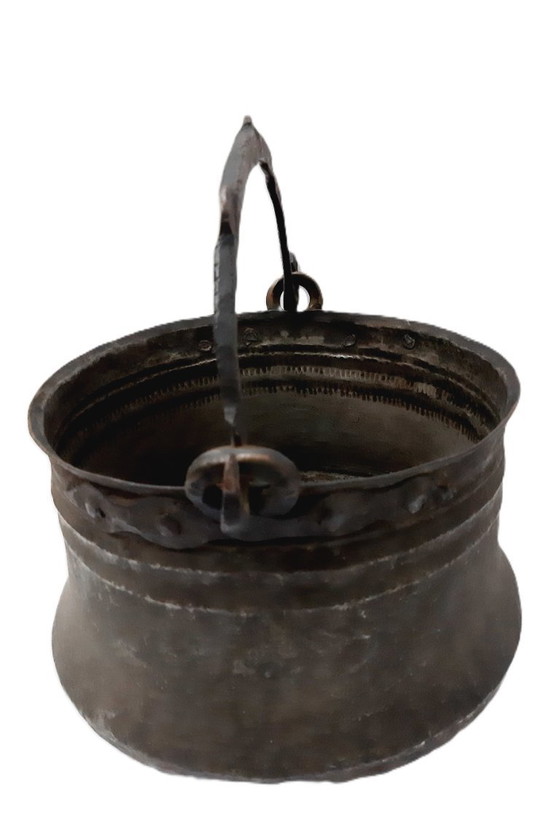 Image 1 of Antiguo caldero primitivo de cobre, grande, martillado a mano, estañado