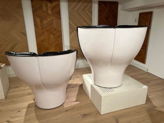 Image 1 of 2 stuks originele Elda Chairs, draaifauteuils in zwartleer en wit kunststof van Joe Colombo in zeer goede staatde staat