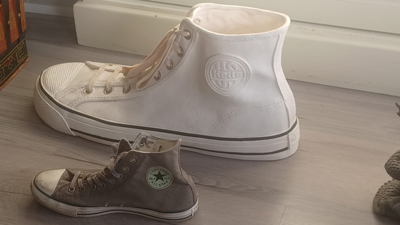 Image 1 of Decorazione promozionale per la vetrina delle sneakers alte USKeds in stile Pop Art.