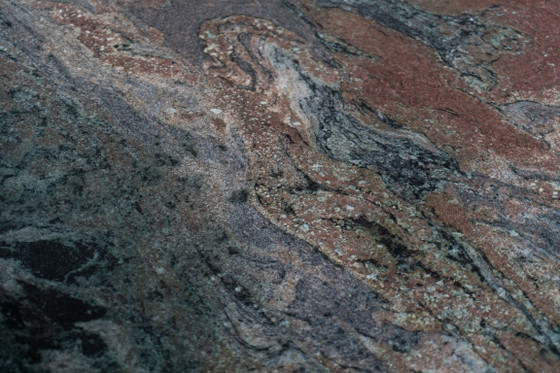 Striking dining table in solid Juparana Granite (Italy, 1970s). – Stone, Vintage (photo 7 of 15)
