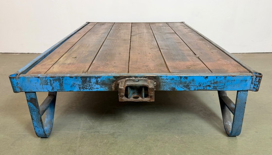 Image 1 of Carrito de mesa de centro industrial azul grande, década de 1960.