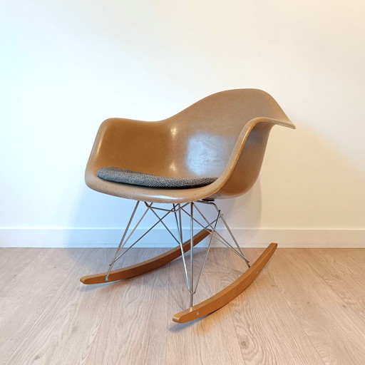 Mid Century RAR Schaukelstuhl aus Fiberglas von Eames - Vitra