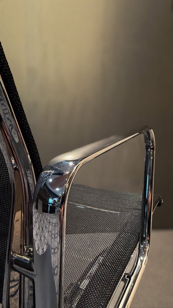 Image 1 of 4x Vitra Eames EA 108 stoel Mesh zwart / Chrome frame