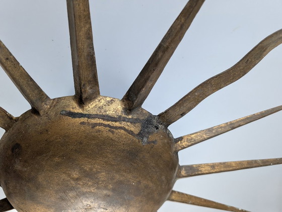Lámpara de techo grande de metal dorado con diseño de rayos de sol, de mediados de siglo, década de 1960. (photo 8 of 8)