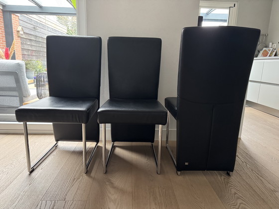 Image 1 of 6 eleganti sedie da pranzo Rolf Benz modello 7400 in pelle nera.