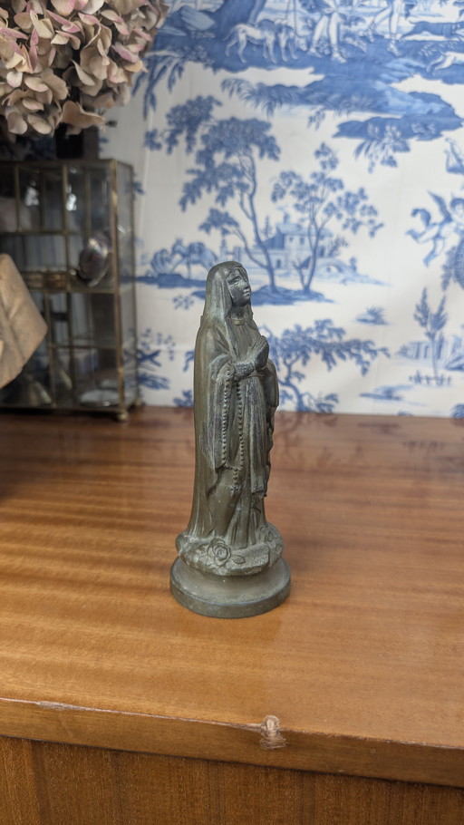 Ancienne statue religieuse de la Vierge Marie priant le ciel en étain début XXème