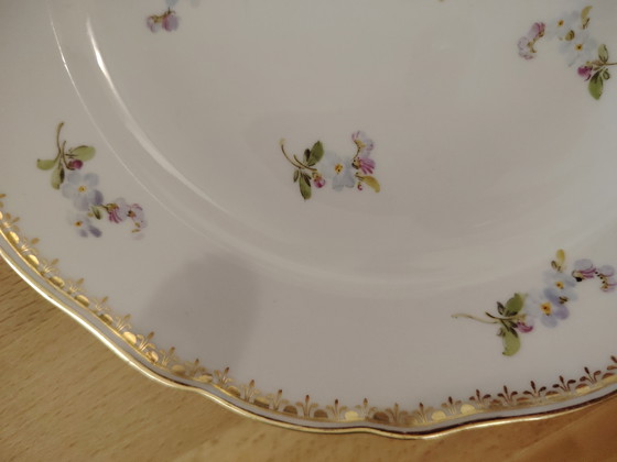Image 1 of 4 vintage Meissen porseleinen taartschalen met bloemmotief en gouden rand.