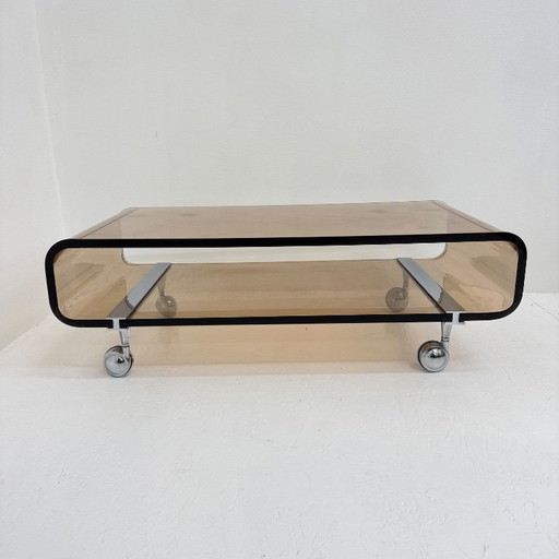 Mesa de centro de plexiglás de mediados de siglo, diseñada por Michel Dumas para Roche Bobois en 1972.